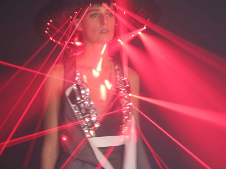 Hussein Chalayan, Laser Dress uit Readings collectie, lente/zomer 2008. Collectie Museum Boijmans Van Beuningen. Bruikleen: Han Nefkens H+F Fashion on the Edge 2010. Video: Nick Night/SHOWstudio. Foto: Nick Knight. Courtesy of Hussein Chalayan.