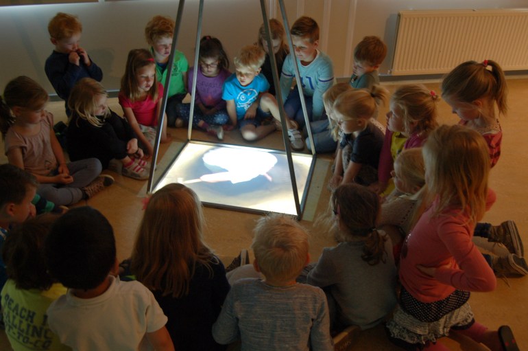 Groep 1 &amp; 2 van OBS De Driehoek in Hilvarenbeek bij kunstwerk Joost Mellink - foto Simone Vos