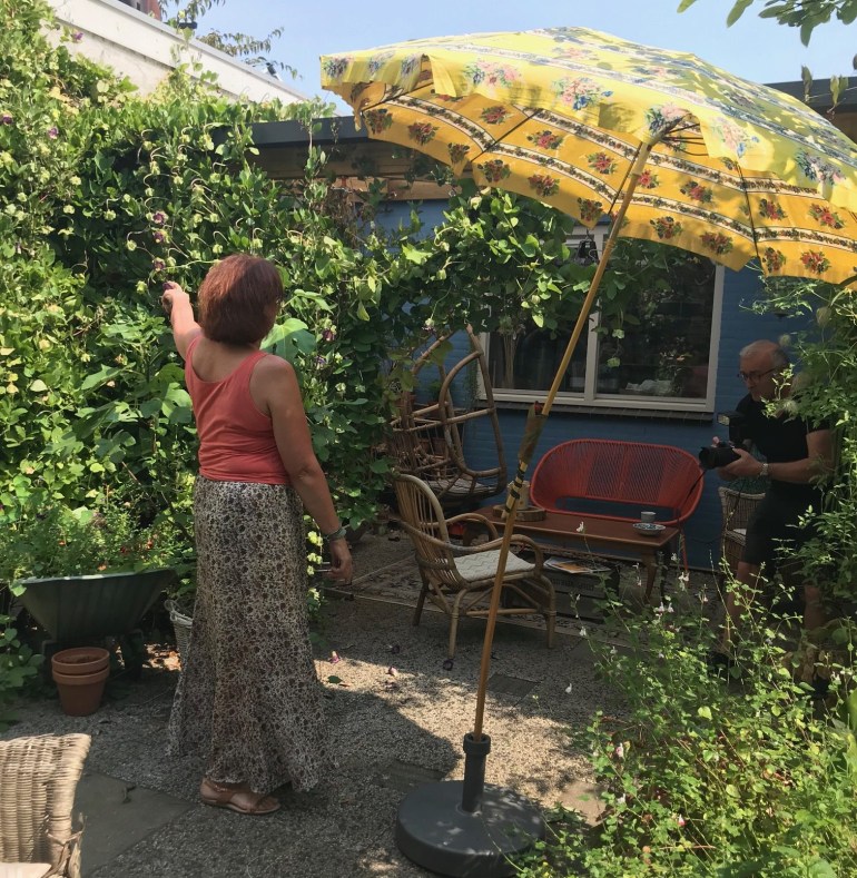 Helmi Schellens in de tuin